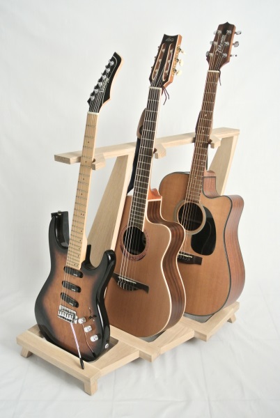 Pied de guitare avec trois guitares - vue de coté